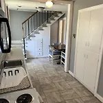 Tri-Level Home - 5 Bedroom 2 Ba - Extended Stays, Wi-Fi Home