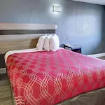 Econo Lodge At Military Circle
