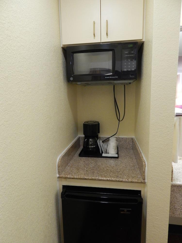 Hotel Econo Naval Station 2*