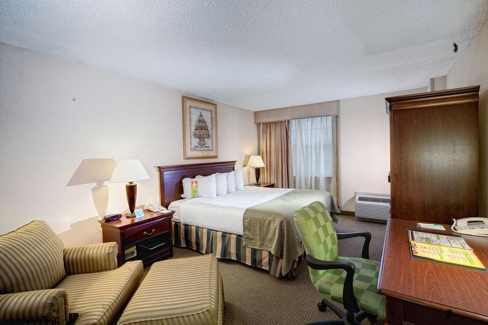 Hotel Delta By Marriott Airport