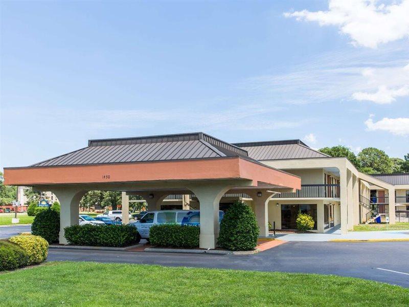 Days By Wyndham Airport Motel 2*