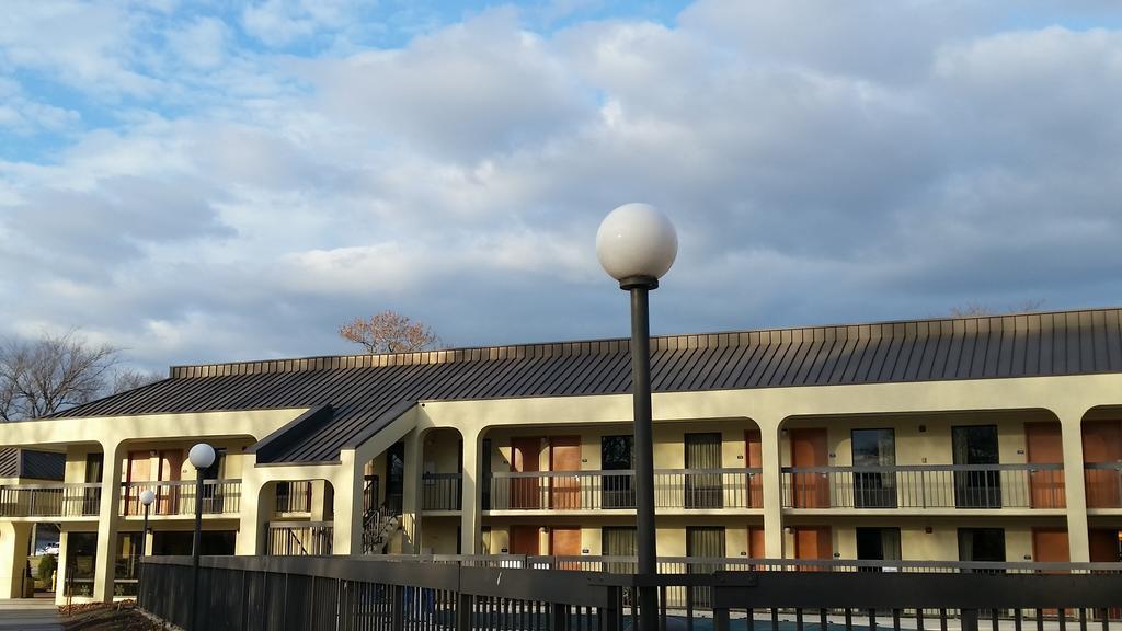 Motel Days By Wyndham Airport 2*
