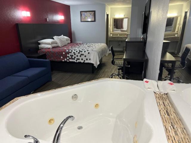 Hotel Econo Airport 2*
