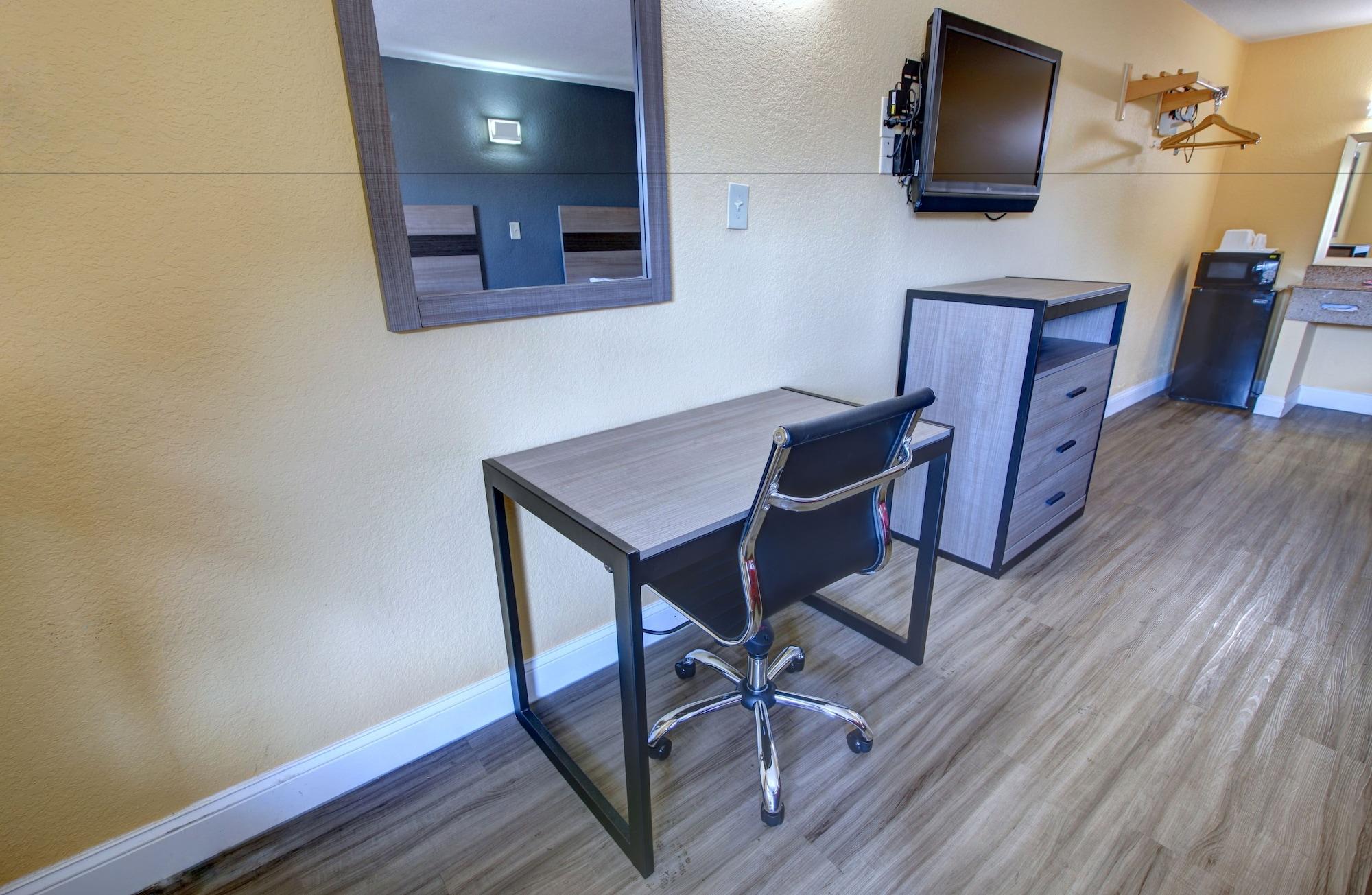 Lodge Econo At Military Circle