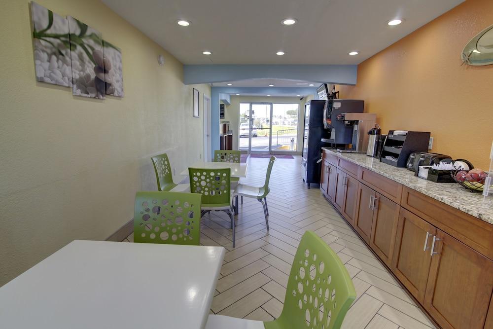 Econo At Military Circle * Norfolk