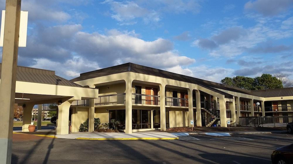 Days By Wyndham Airport Motel