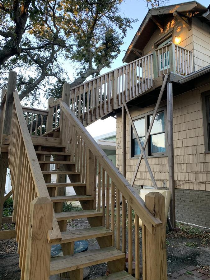 Rustic Rooftop Delight - Bay Front Apts