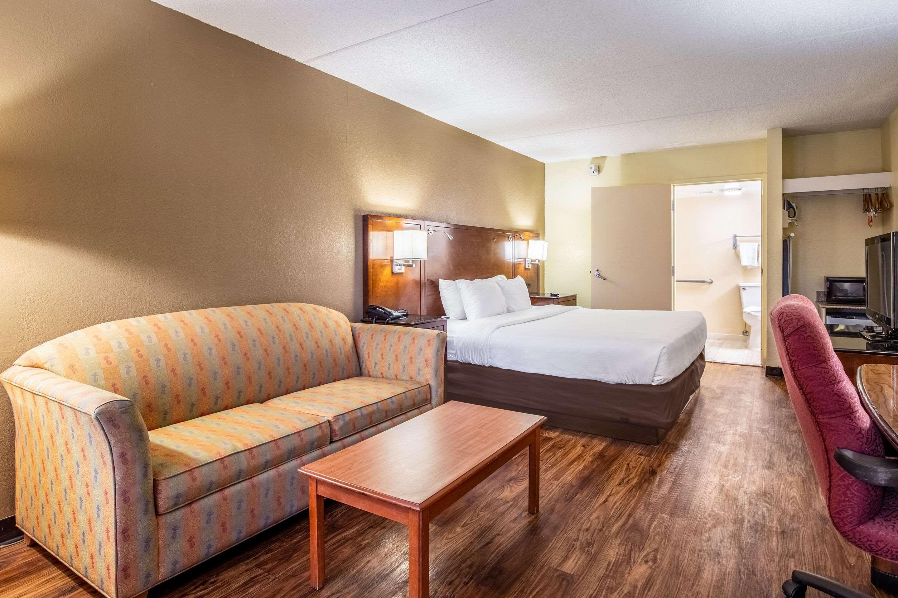 Econo Naval Station Hotel 2*