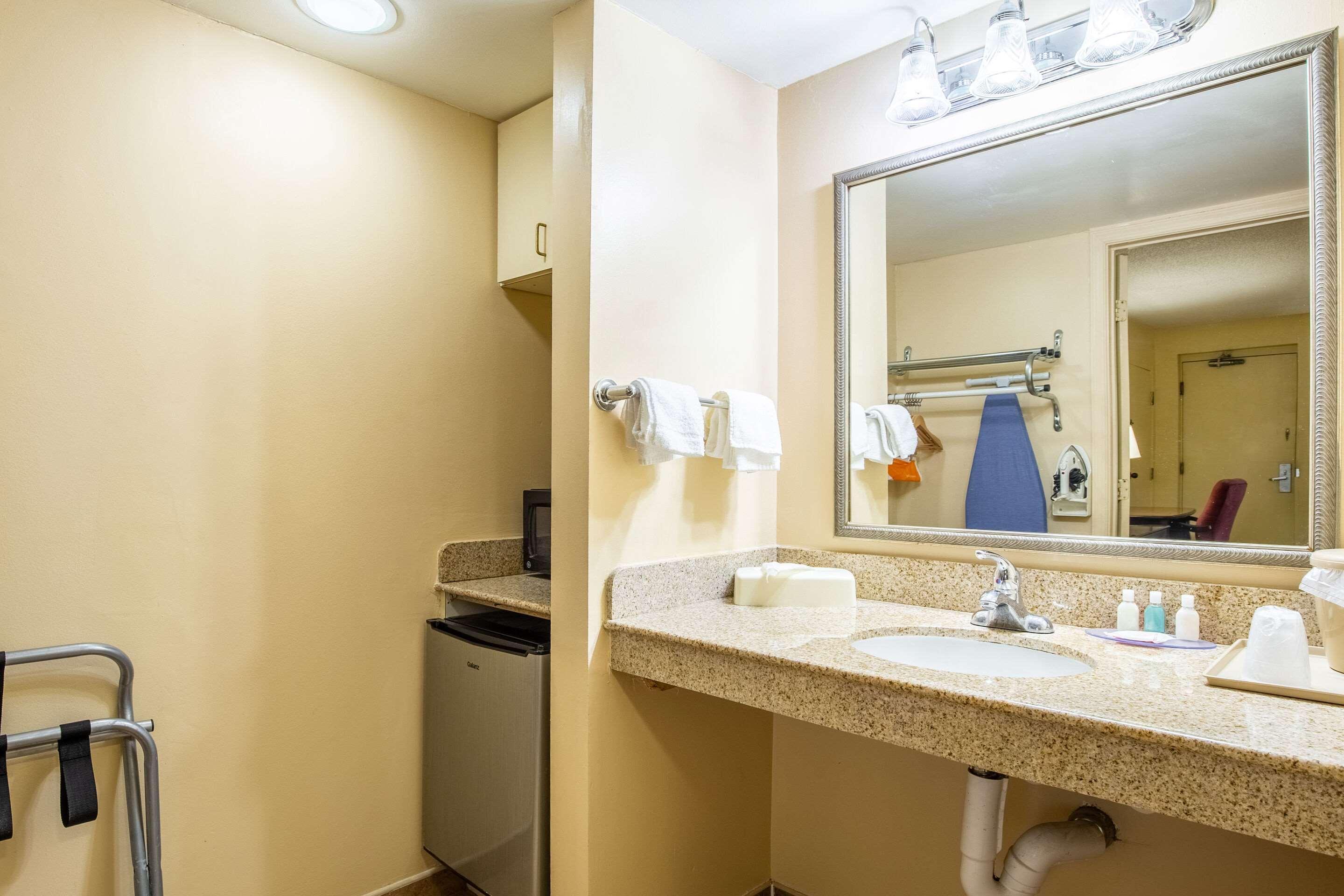 Hotel Econo Naval Station