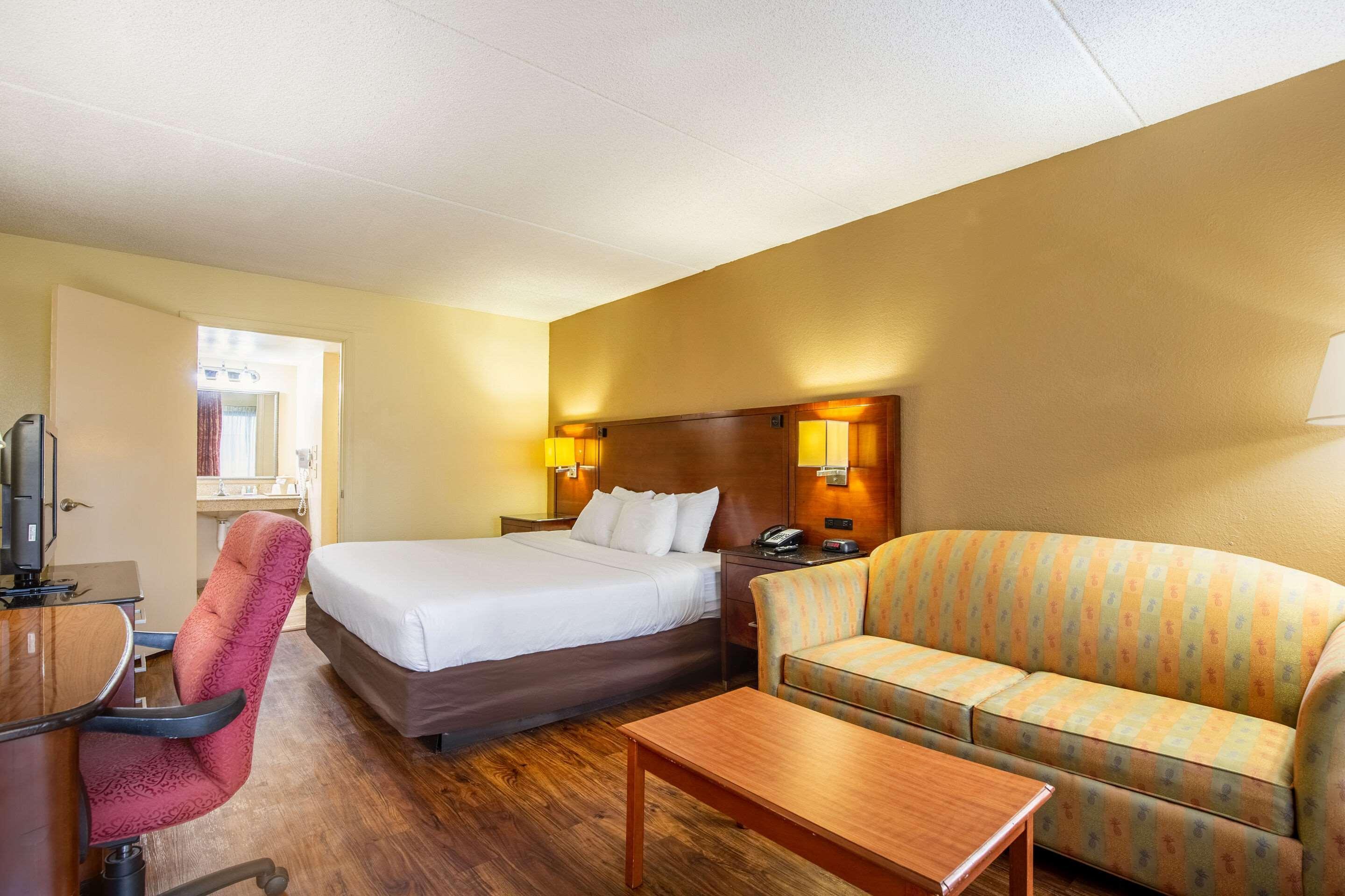 Econo Naval Station Hotel 2*