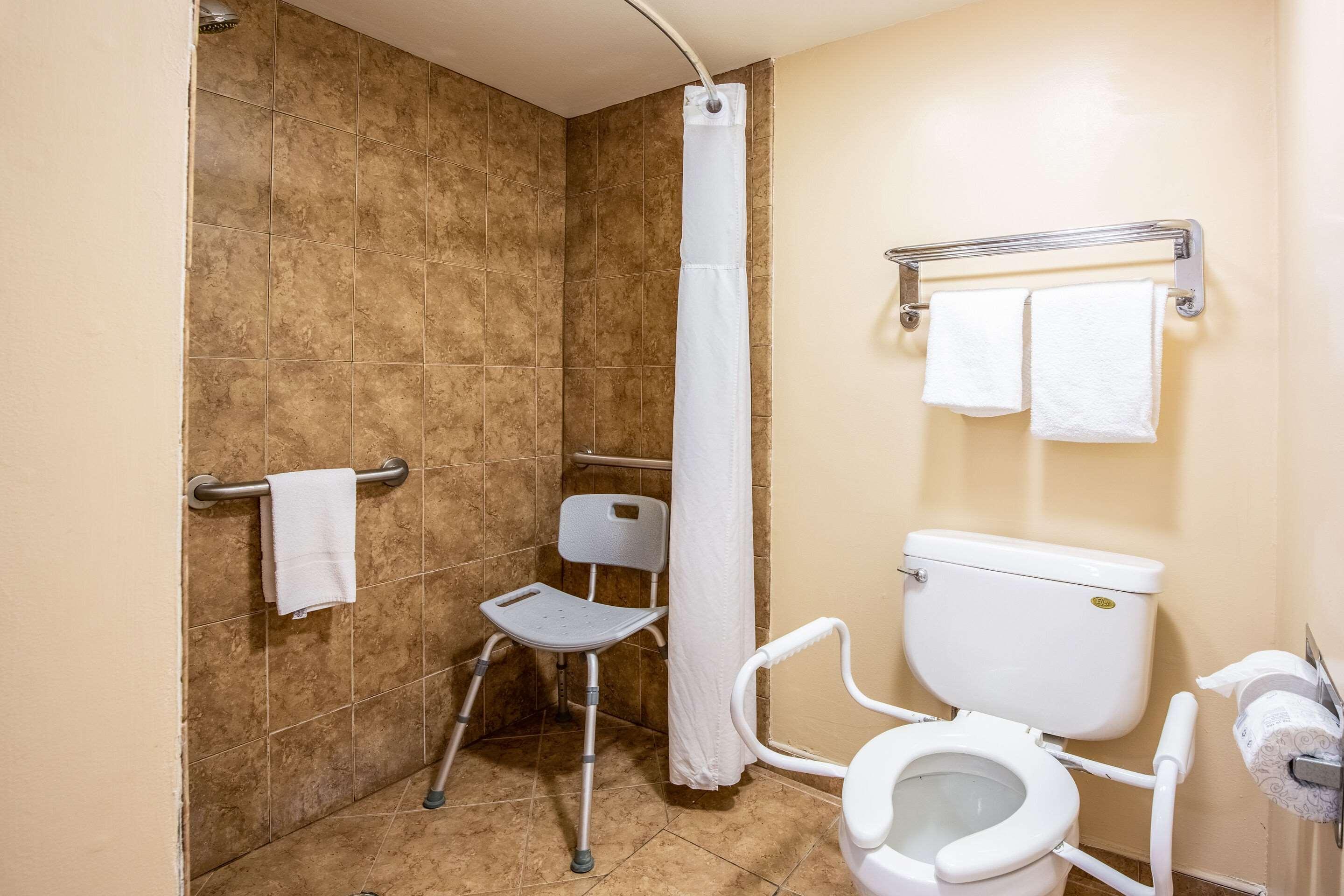 Hotel Econo Naval Station