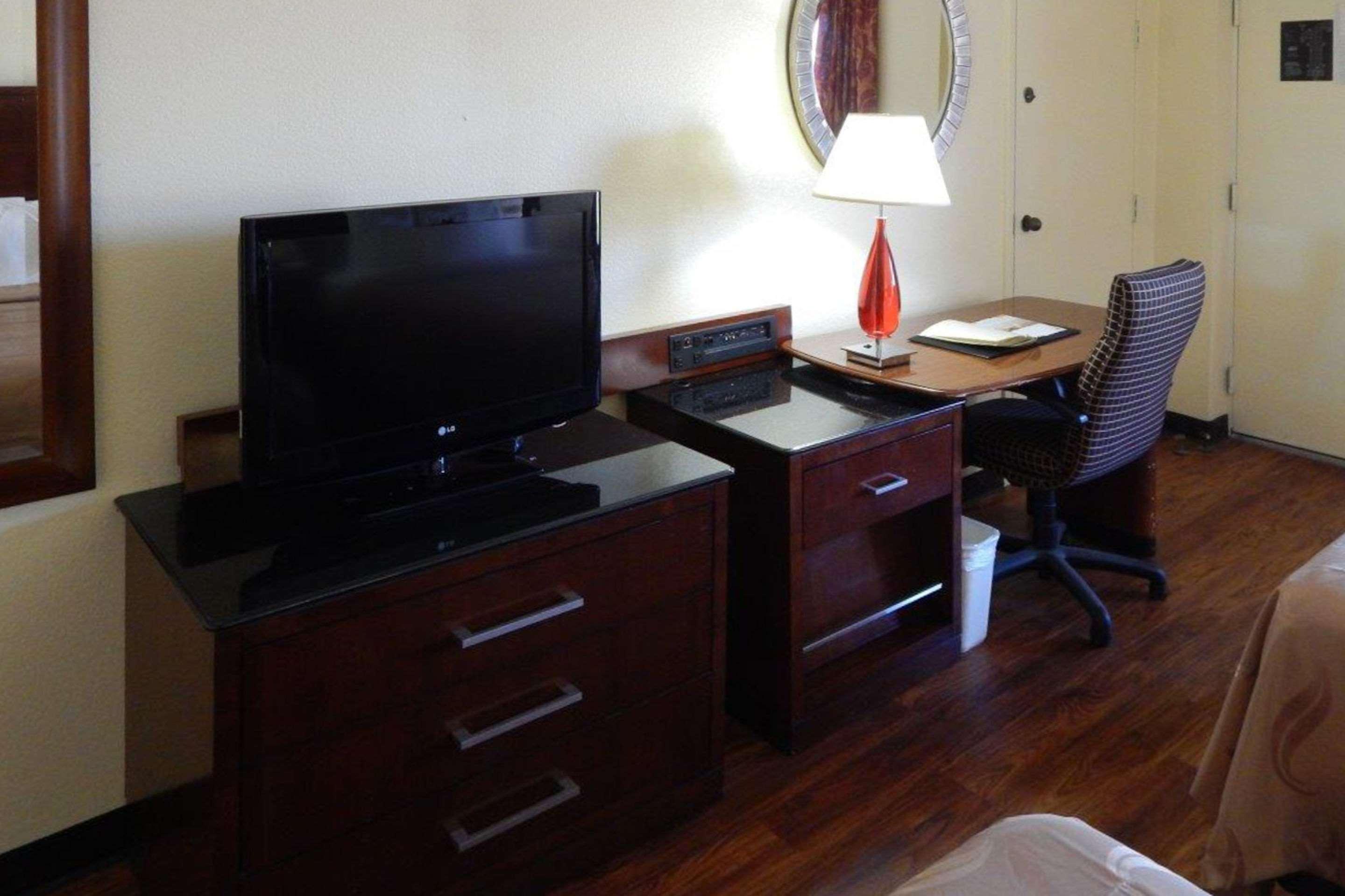 Econo Naval Station Hotel 2*