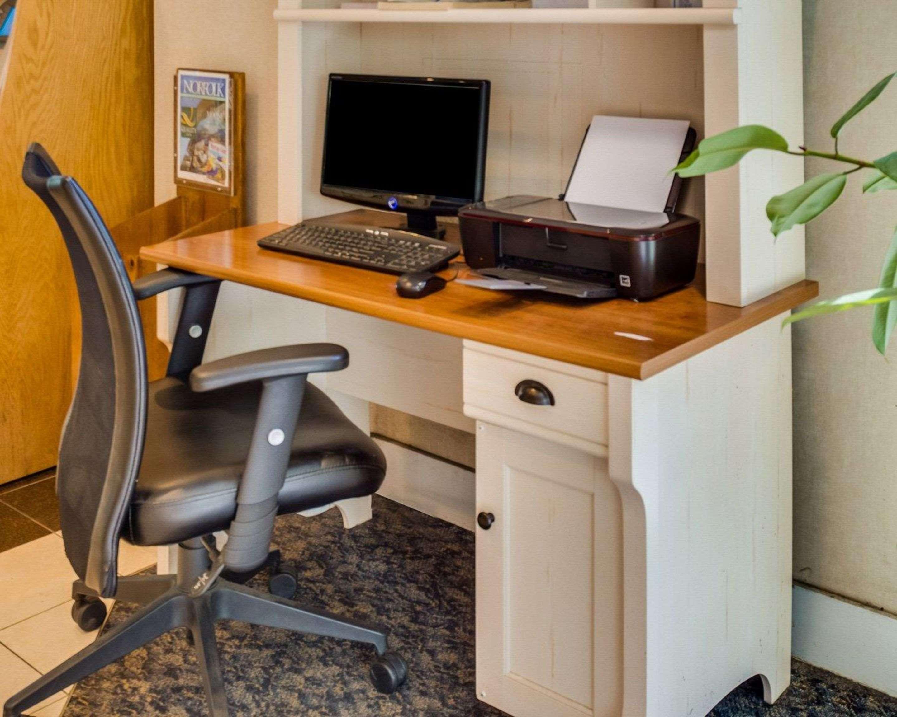 Hotel Econo Naval Station