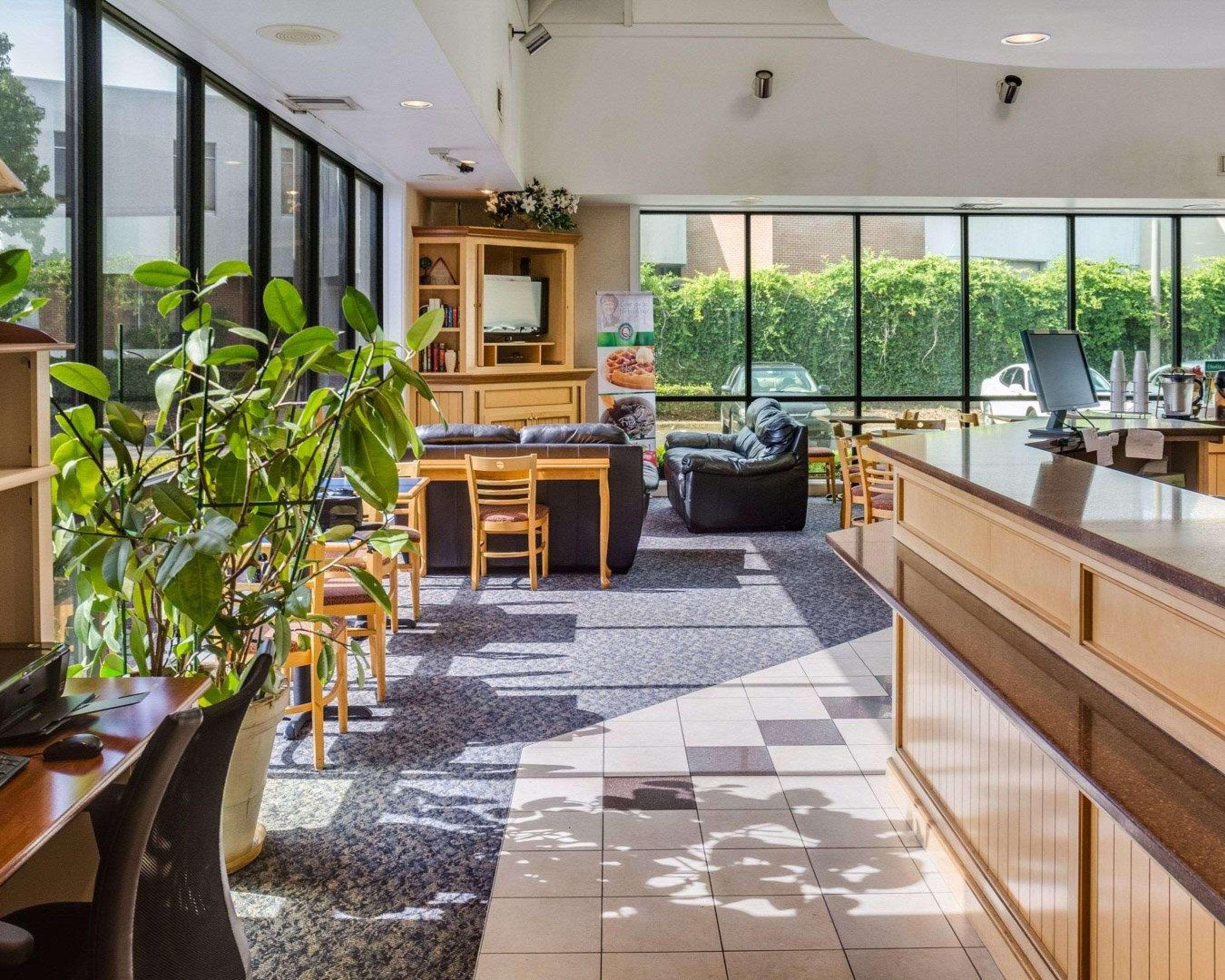 Hotel Econo Naval Station 2*