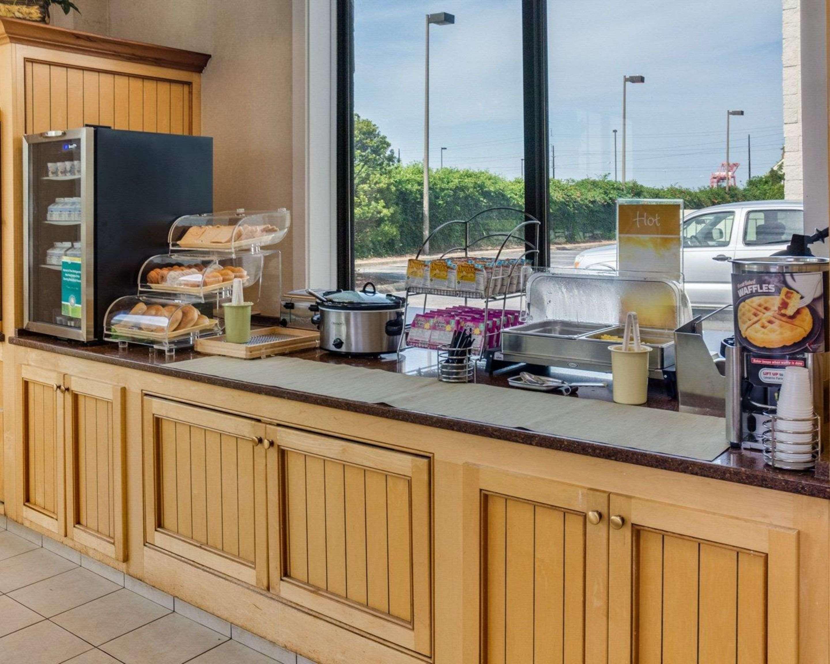 Hotel Econo Naval Station