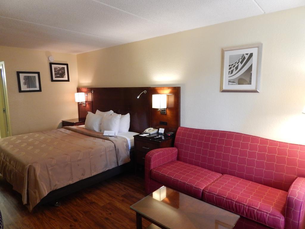Hotel Econo Naval Station 2*