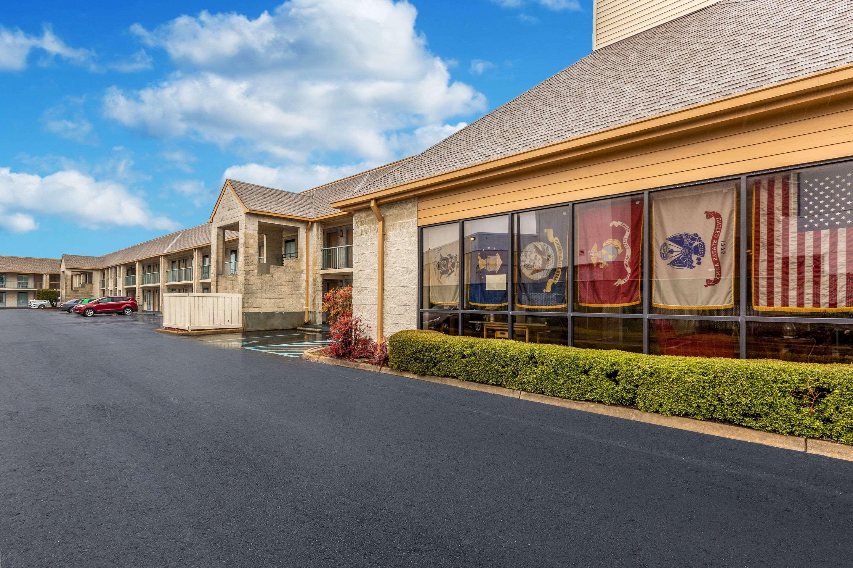 Hotel Econo Naval Station 2*