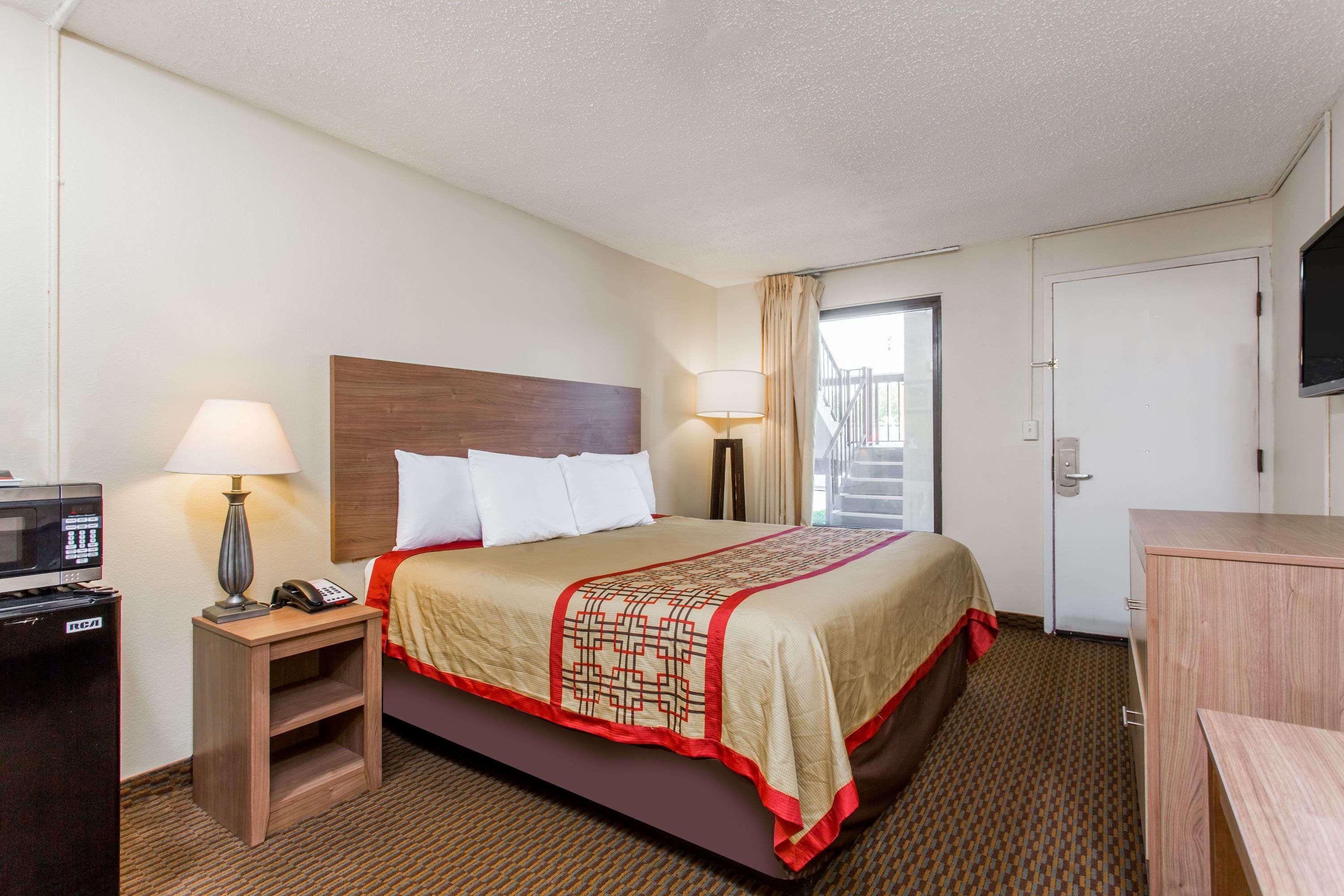 Days By Wyndham Airport Motel 2*