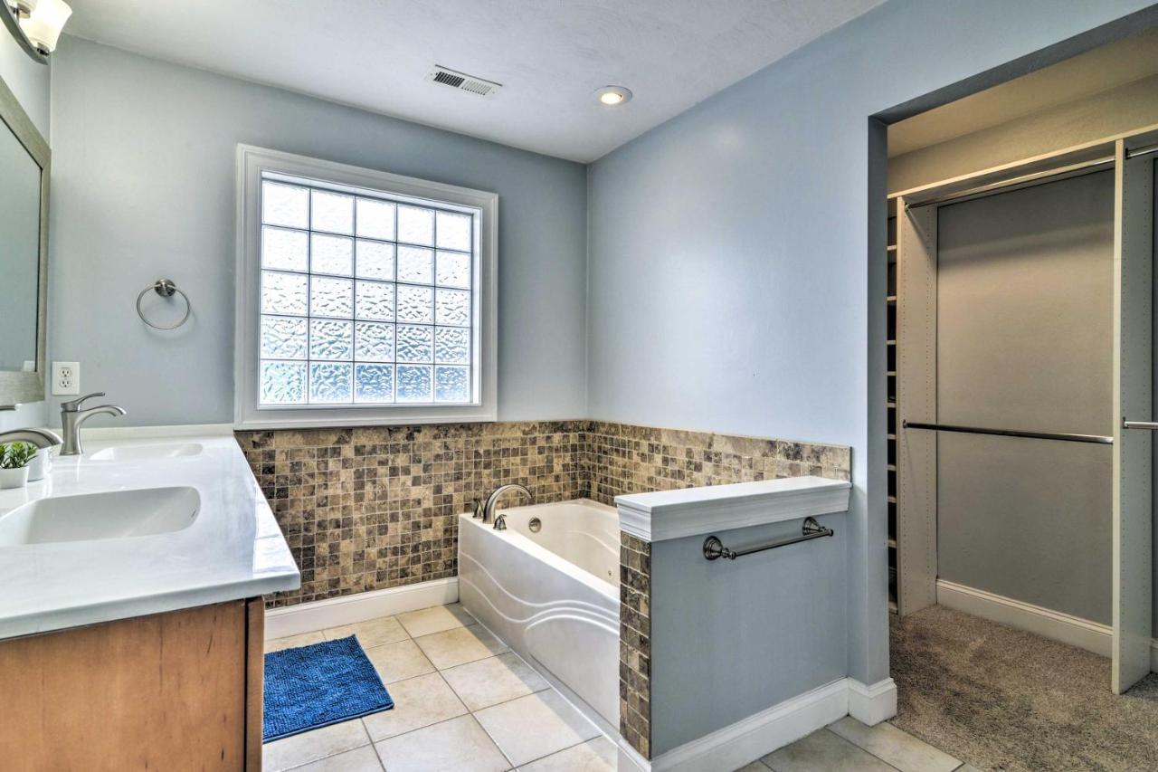 Inviting Family Retreat 1 Block To Beach! * Norfolk
