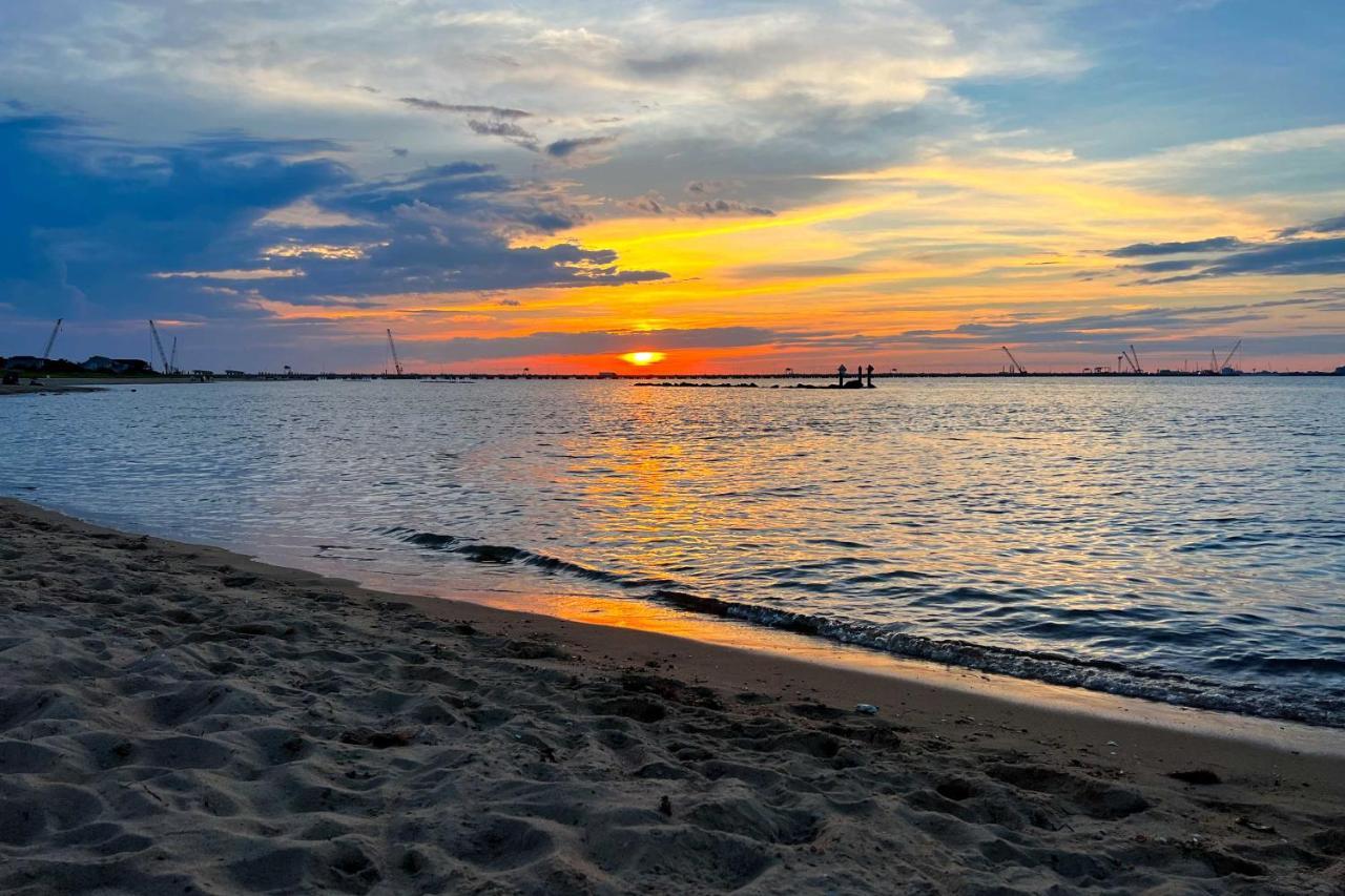 Inviting Family Retreat 1 Block To Beach! * Norfolk