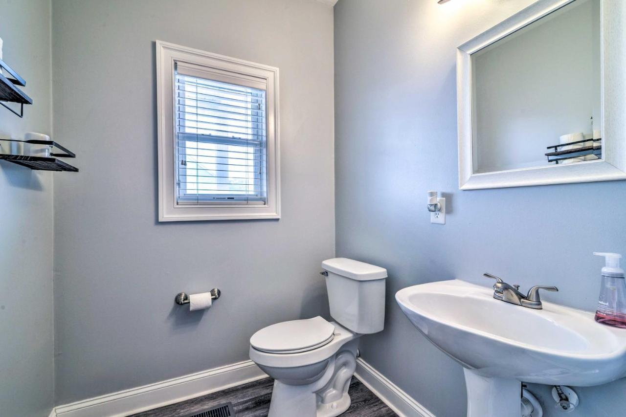 Inviting Family Retreat 1 Block To Beach! Norfolk
