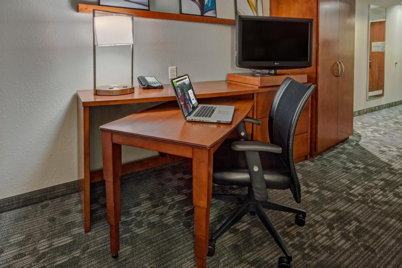 Courtyard By Marriott Downtown Hotel