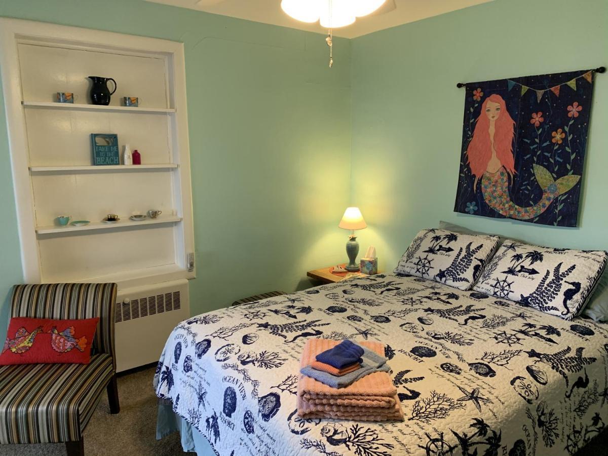 Cozy - Pet Friendly, Side Apts
