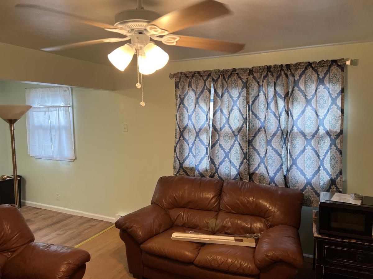 Boat House Apt, #3 - 2 Bedroom Water Front, Wifi, Pets Apts *