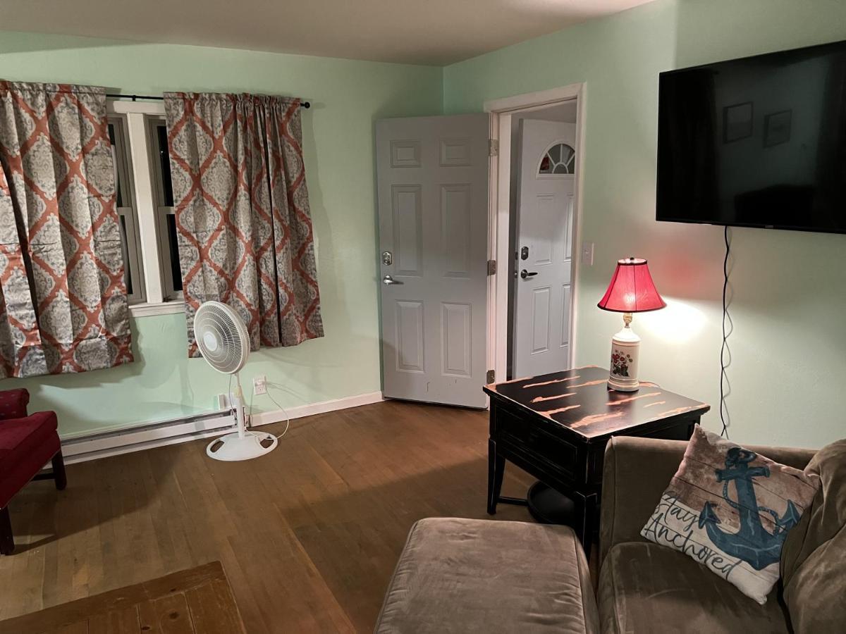 Boat House Ground Floor #2 - 1 Bedroom Waterfront, Wifi Apts