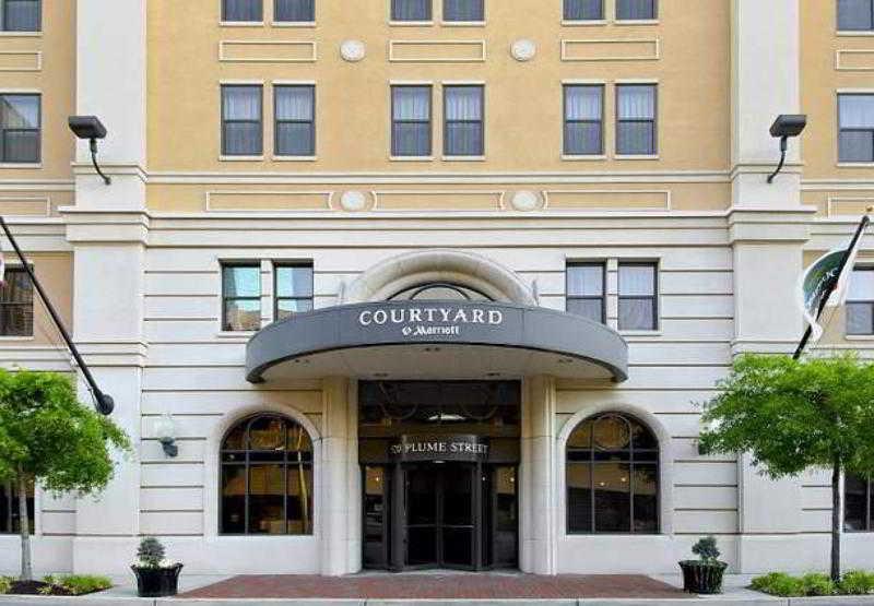 Courtyard By Marriott Downtown Hotel
