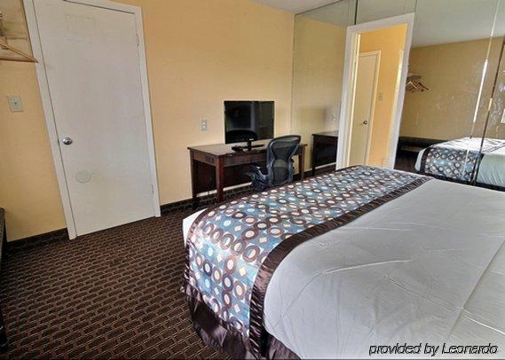 Lodge Econo At Military Circle