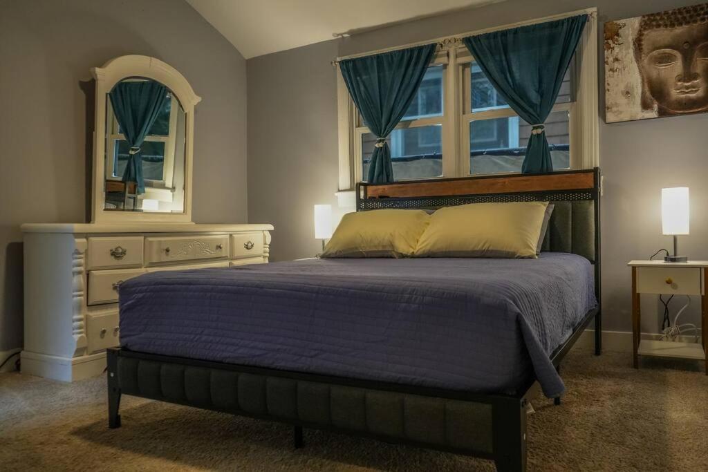 Historic Coastal Haven- Pet Friendly Fast Wi-fi *