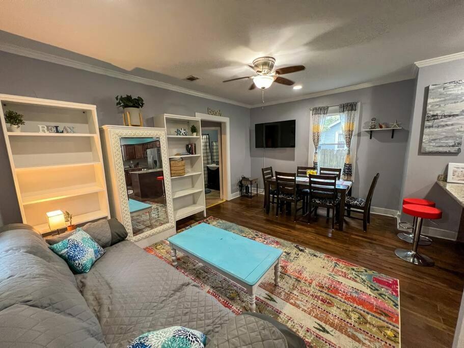 Historic Coastal Haven- Pet Friendly Fast Wi-fi