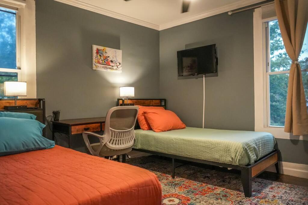 Historic Coastal Haven- Pet Friendly Fast Wi-fi *