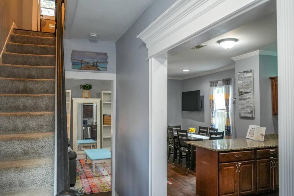 Historic Coastal Haven- Pet Friendly Fast Wi-fi