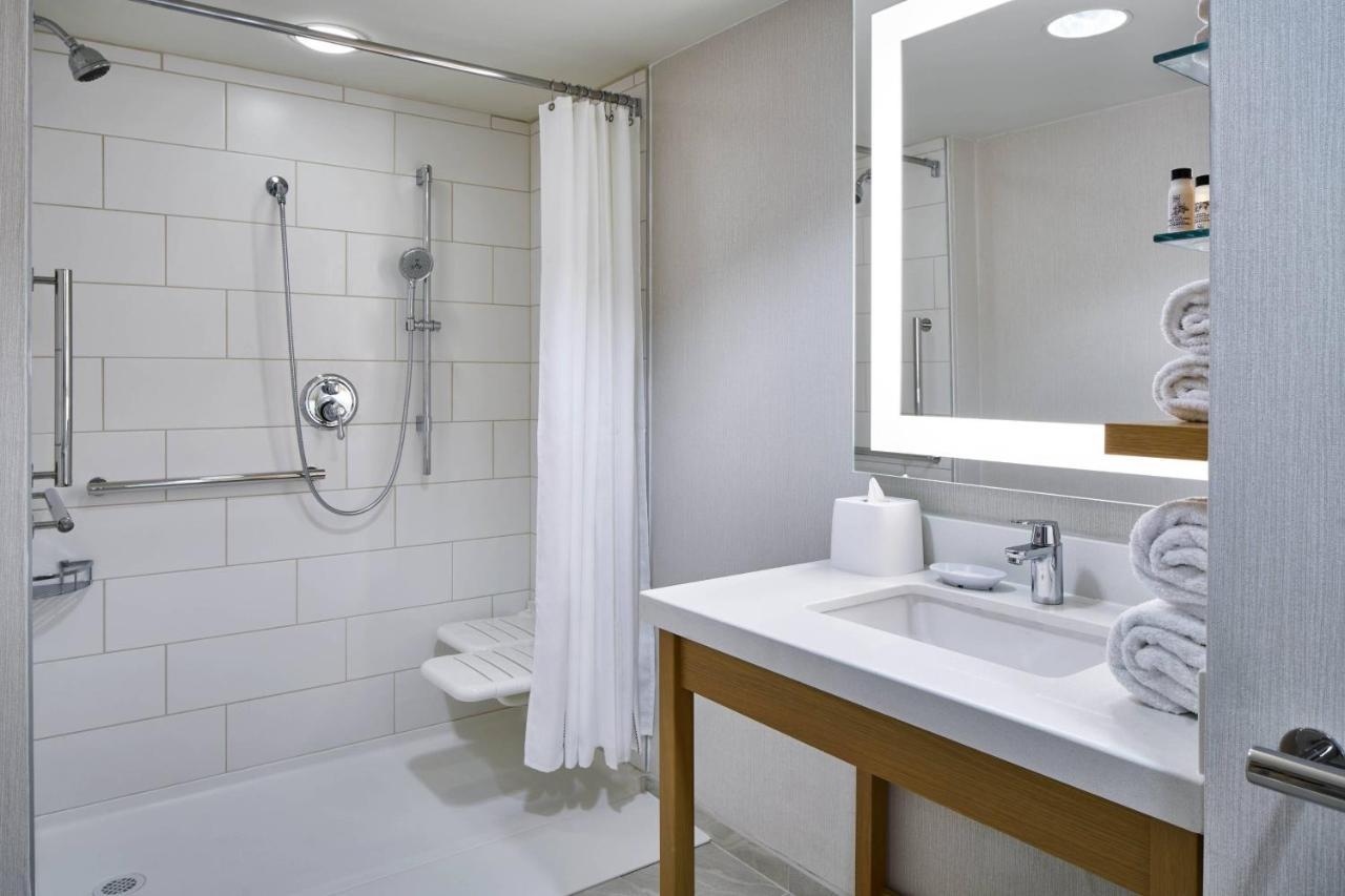 Hotel Delta By Marriott Airport