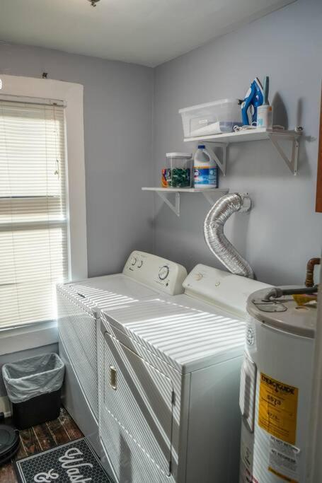 Historic Coastal Haven- Pet Friendly Fast Wi-fi *