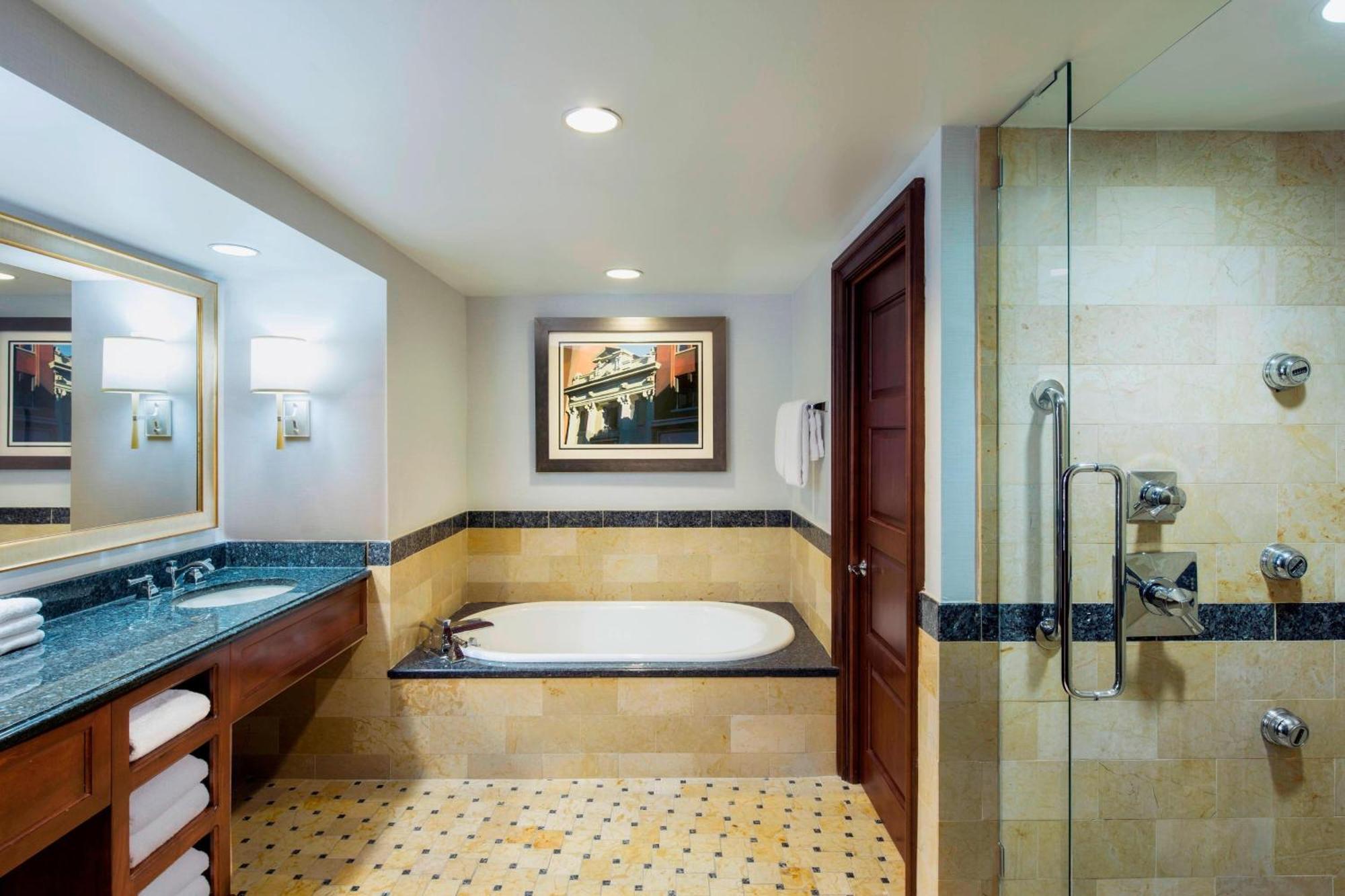 Sheraton Waterside 4*