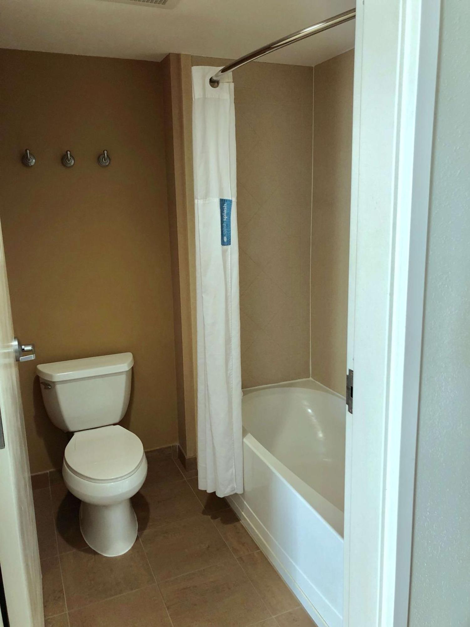 Hampton & Norfolk-airport 3*
