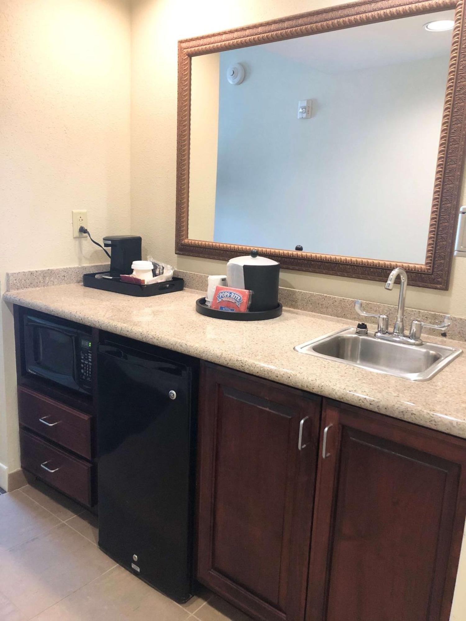 Hotel Hampton & Norfolk-airport 3*