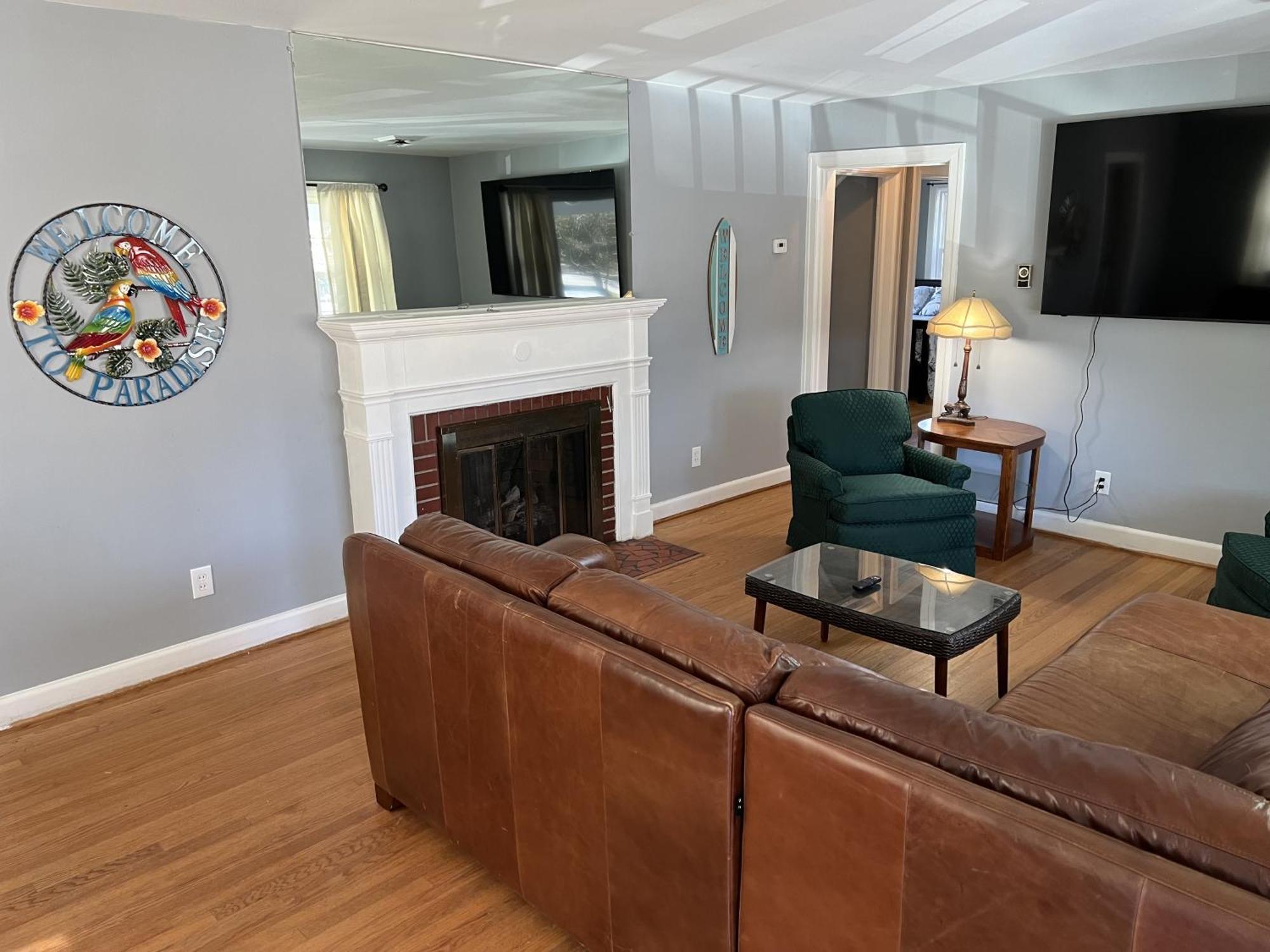 Holiday home Tri-level - 5 Bedroom 2 Ba - Extended Stays, Wi-fi