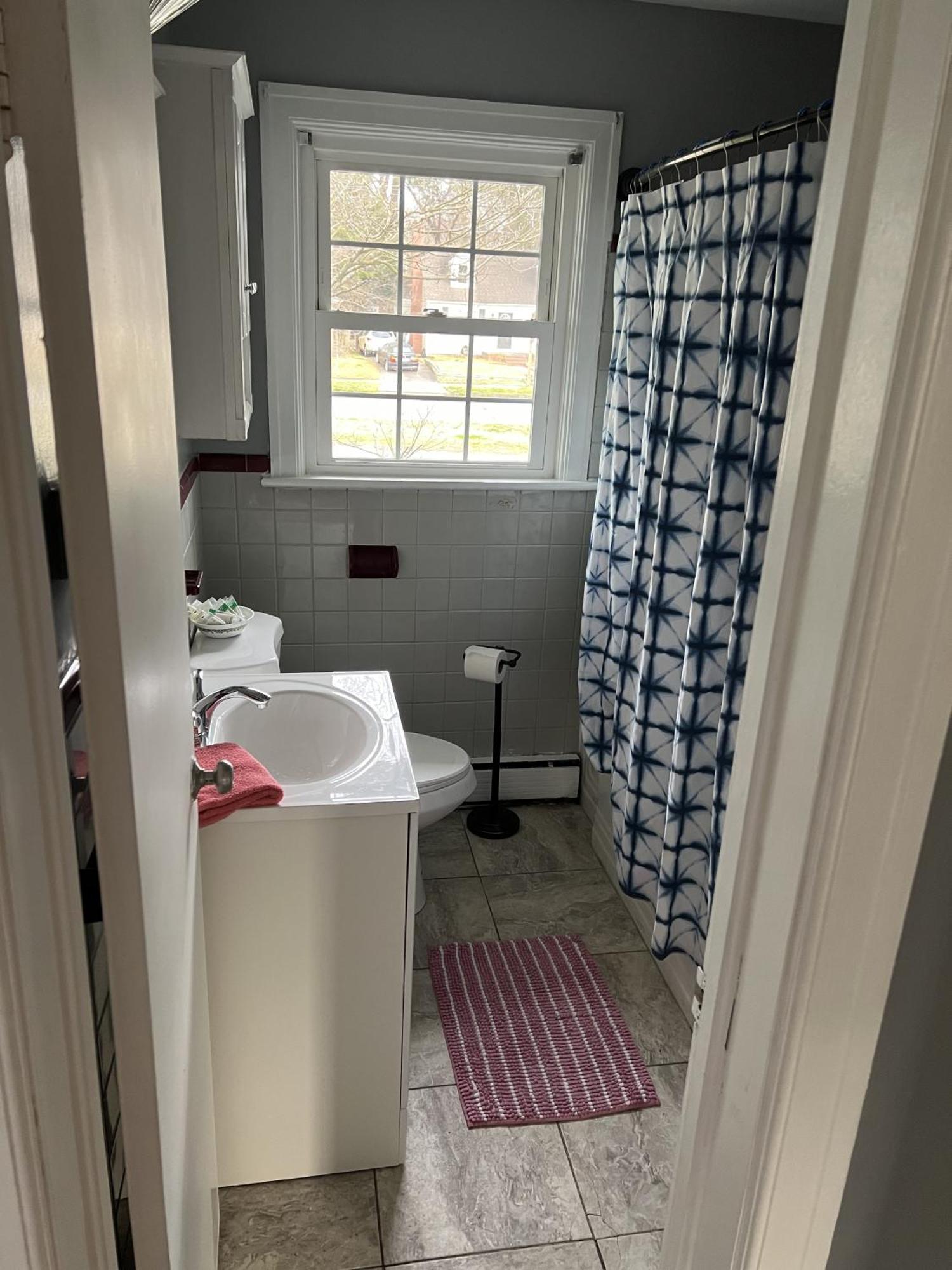 Holiday home Tri-level - 5 Bedroom 2 Ba - Extended Stays, Wi-fi *