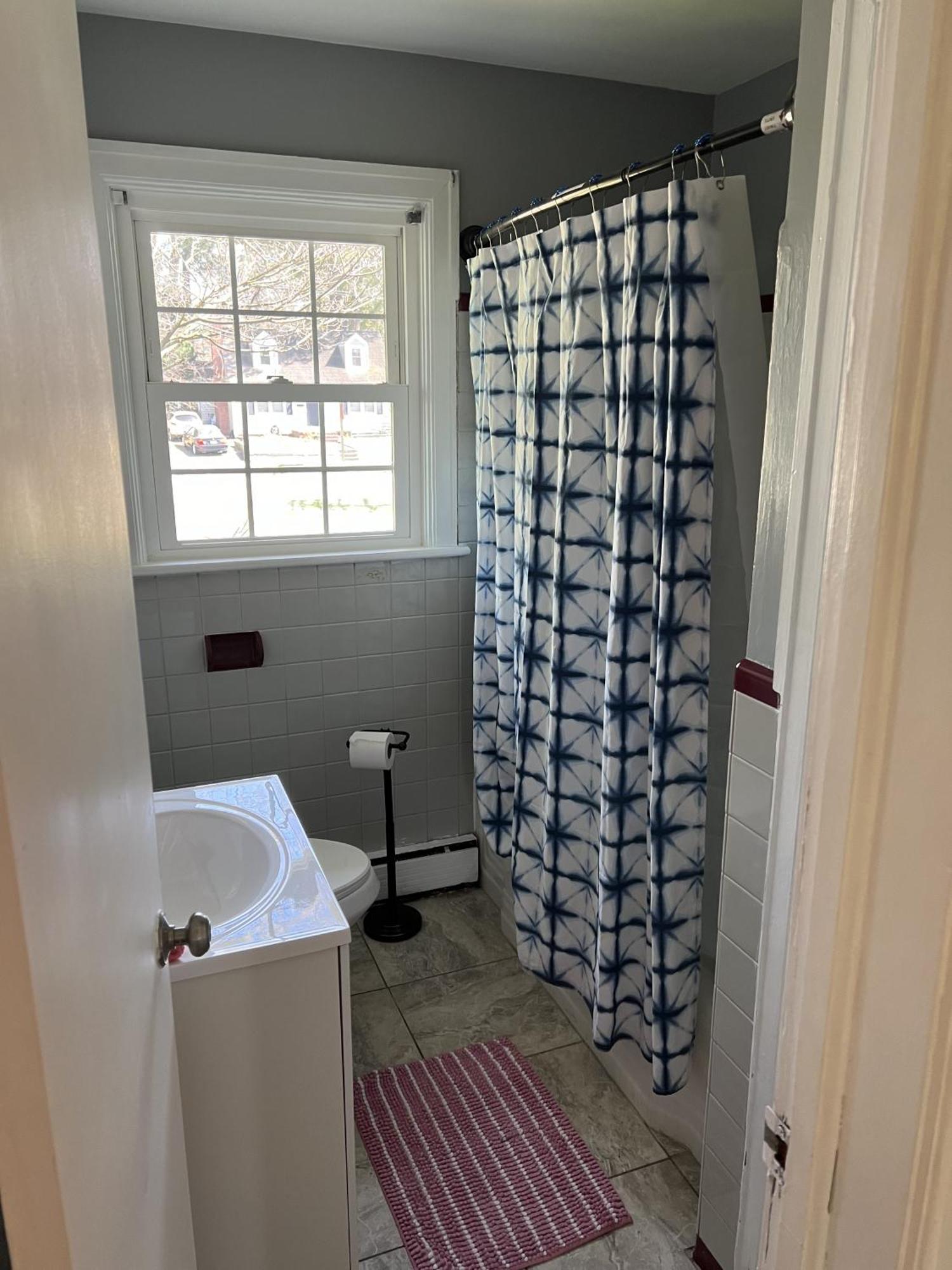 Tri-level - 5 Bedroom 2 Ba - Extended Stays, Wi-fi
