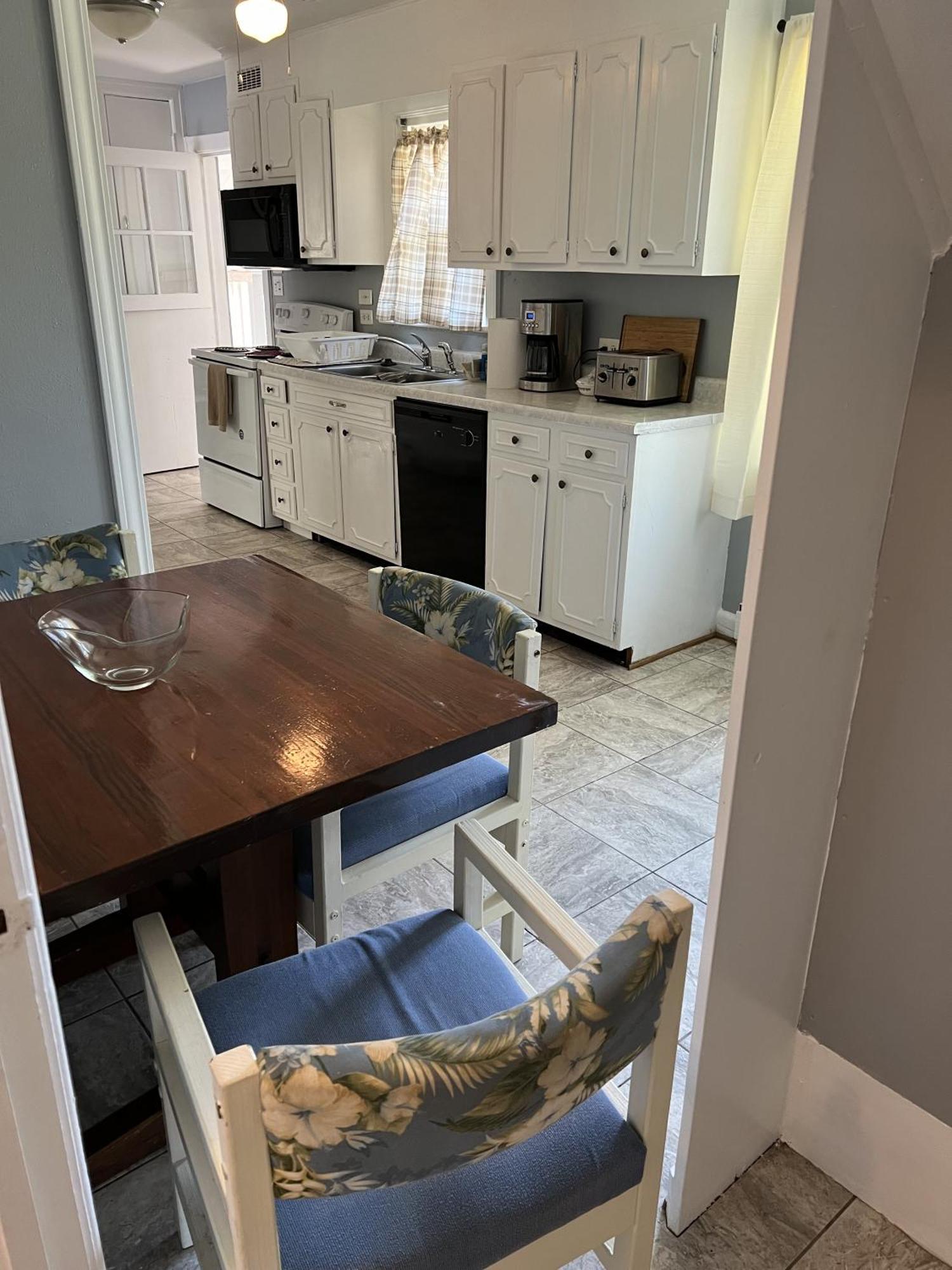 Holiday home Tri-level - 5 Bedroom 2 Ba - Extended Stays, Wi-fi