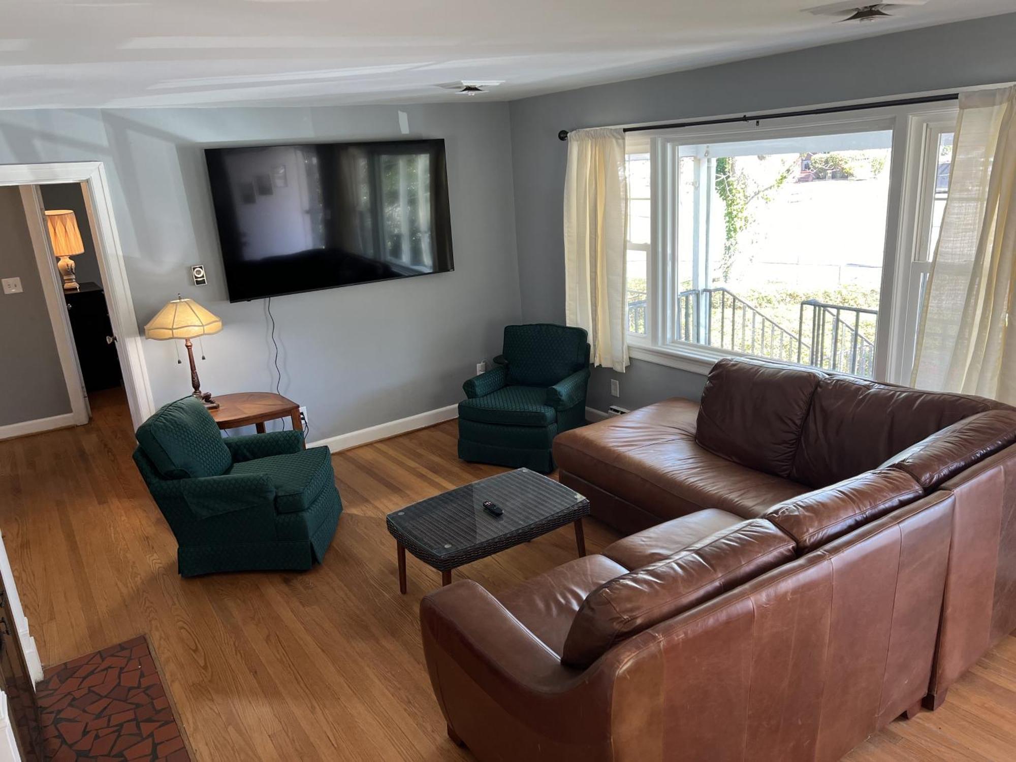 Holiday home Tri-level - 5 Bedroom 2 Ba - Extended Stays, Wi-fi Norfolk