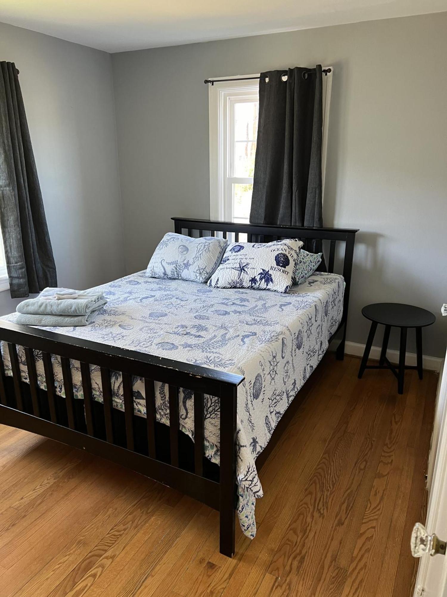 Holiday home Tri-level - 5 Bedroom 2 Ba - Extended Stays, Wi-fi