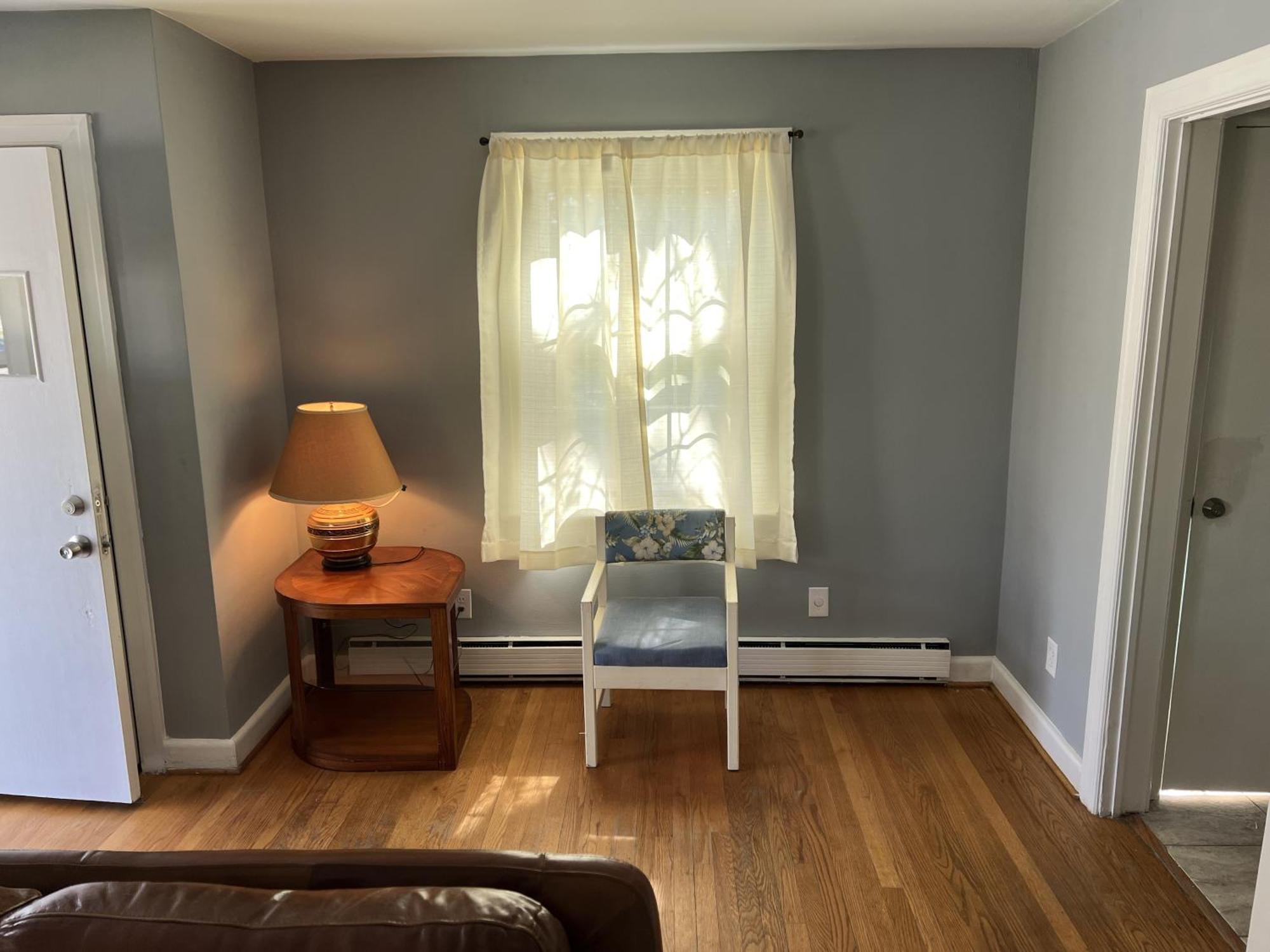 Tri-level - 5 Bedroom 2 Ba - Extended Stays, Wi-fi *