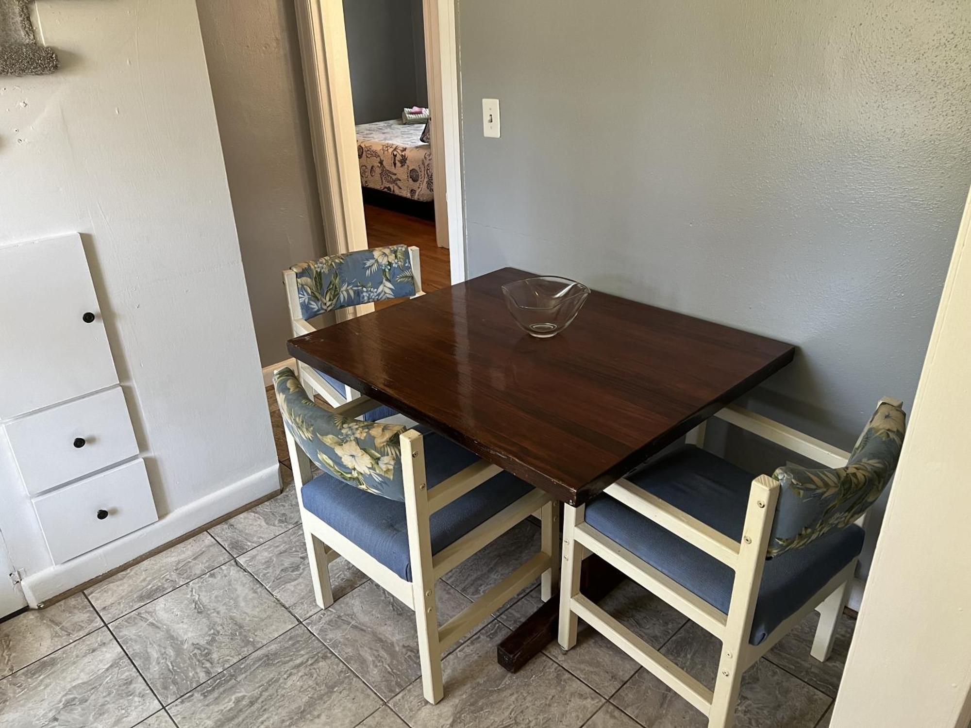 Tri-level - 5 Bedroom 2 Ba - Extended Stays, Wi-fi