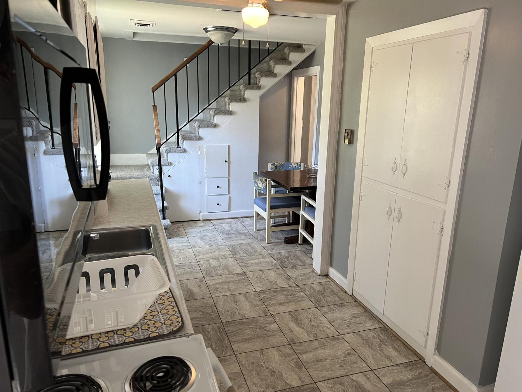 Holiday home Tri-level - 5 Bedroom 2 Ba - Extended Stays, Wi-fi