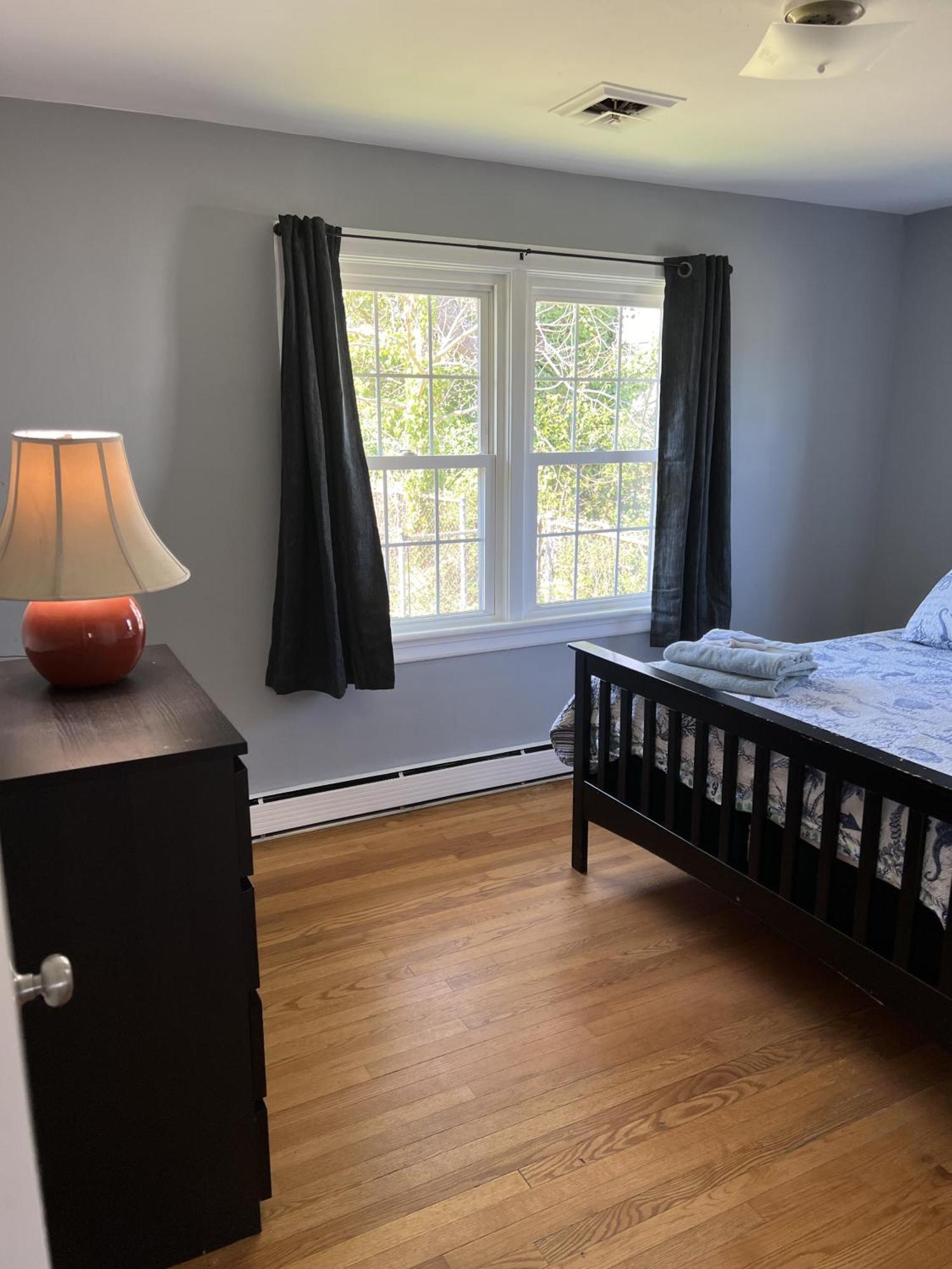 Holiday home Tri-level - 5 Bedroom 2 Ba - Extended Stays, Wi-fi *